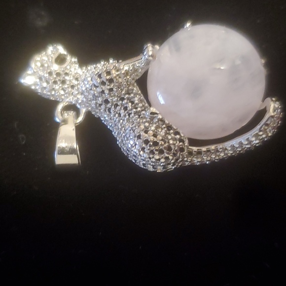 *Sale* New Silver Wrapped Rose Quartz Leopard Pendant. - Picture 4 of 6